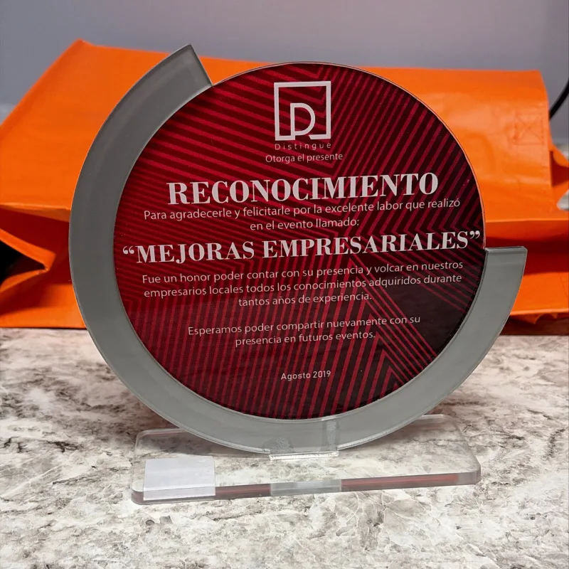 Reconocimiento circular personalizado con texto de premiación empresarial